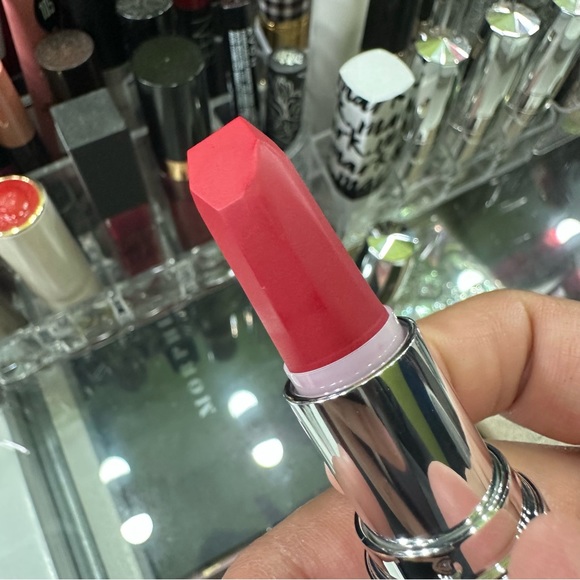 Avon Matte Lipstick Legendary - Picture 3 of 7